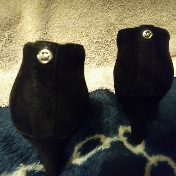 Michael Kors black sued heals size 7 - Picture 2 of 8